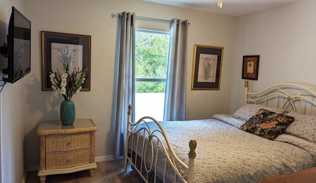 Peaceful 3-bedroom house with AC in New Port Richey Close to Town