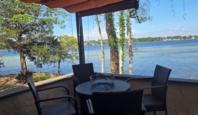 Peaceful 3 Bedroom Townhome on the water in Bluewater Bay, minutes from Destin in Niceville
