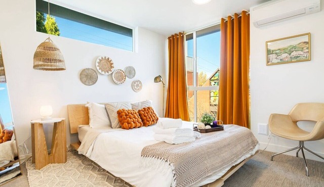 Perch - The Ashworth 67: Chic 3 BR North Queen Ann Retreat with Parking