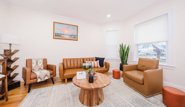 Pet friendly 5-Bedroom 3-full bath Boston Home, Subway access & Scenic View 76 in Boston