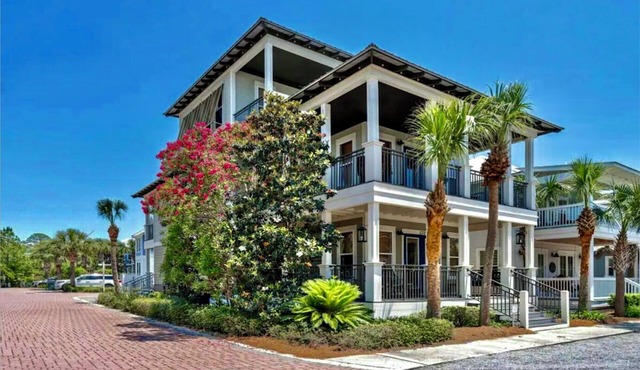 Pet-Friendly! Just a 2 night min stay! Charming Seacrest Beach corner-lot home!