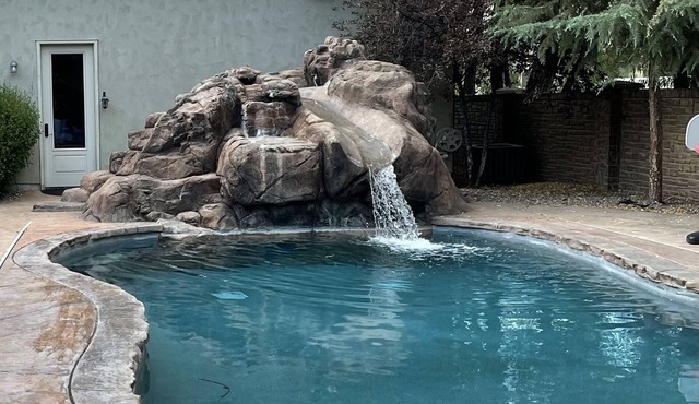 Pool, hot tub, fast access to ski resorts and other fun spots. Cozy and warm