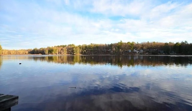 Private Beach Lake House! Kayaks, Sunset, Firepit in Barrington