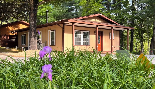 Private, secure and serene getaway at Oak Grove Cottage! in Arden
