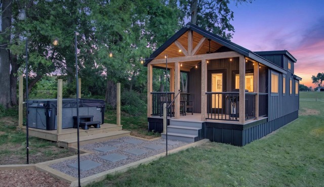 Private Tiny Home Surrounded By Farmland W/Hottub