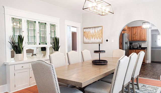 PROMO 30 DAY STAYS, Private Home, Backyard Refuge,BBQ, Walk to Dwntwn, Pets, Spa