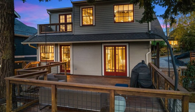 Queen Anne 3BR Home with Puget Sound Views & Parking