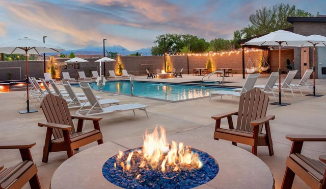 Relaxing Couple Retreat | Dog-friendly & Free Parking| Downtown Stay