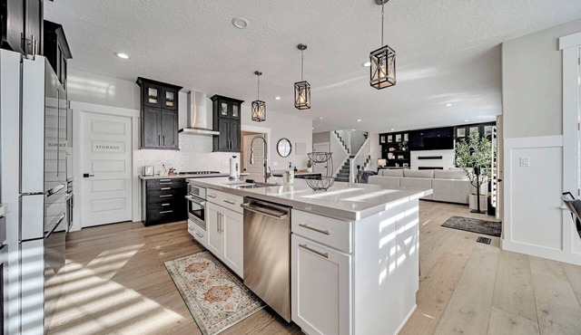 Remodeled luxury home, sleeps 18, 2 Full Kitchens, 30 Min to Skiing and more! in West Jordan