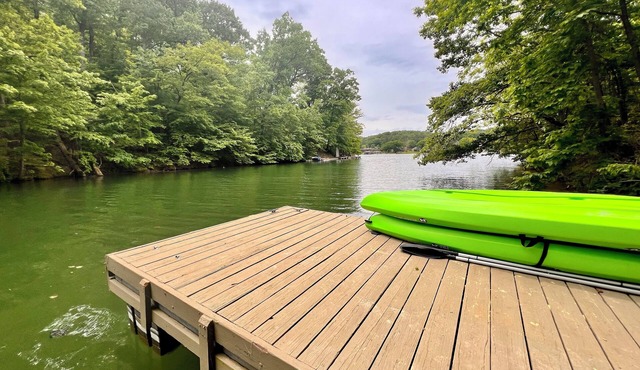 Retreat on Lakefront - Private Dock, Kayaking, Biking & Trails. Family Friendly