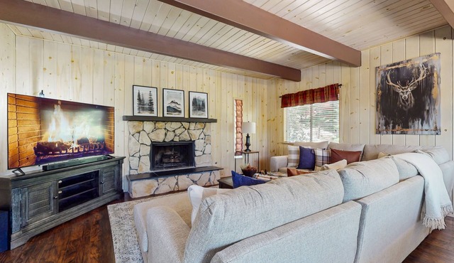 Retreat with gas grill, large deck, wood fireplace, lake access & AC