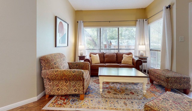 River City Resorts: INV 115: Free Tubes, On Comal, Walk to Schlitterbahn