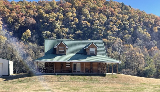 River-front home perfect for a getaway or fishing excursion. Pet-friendly! in Mountain Home