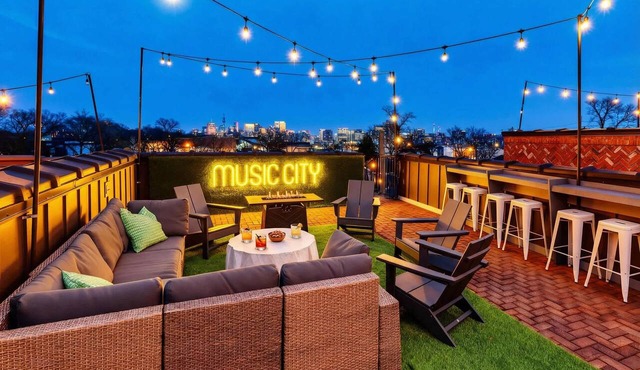 Rooftop deck, game room & karaoke garage house, sleeps 12 near downtown in Nashville