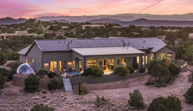 Santa Fe Design Home · Stargazing Dome, Sauna, Cold Plunge & Mountain Views
