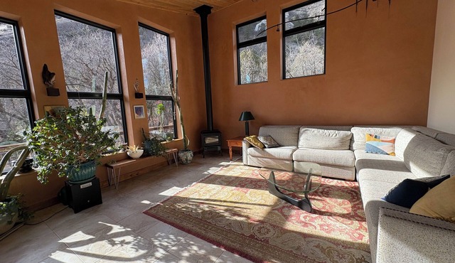 Secluded and Custom Mountain Home. 15 minutes to down town.