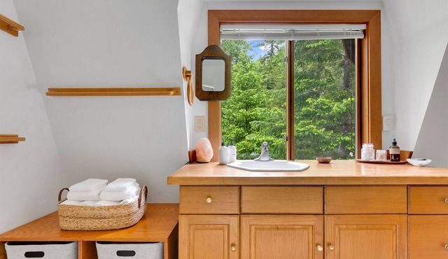 Secluded North Cascades Retreat | Private Trail + Fire Pit