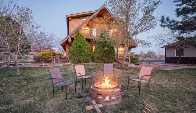 SENDERO - Sleeps 17, trailer parking, hot tub, playground, gorgeous views!
