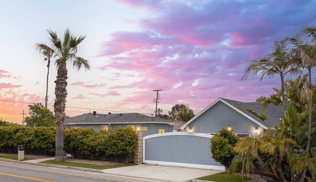 Serene gated home with pool house near the Oceanside Pier & beach with game room in Oceanside