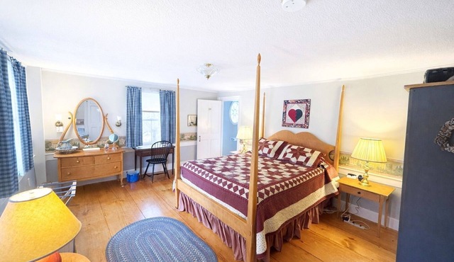 Shaker Room: dreamy queen size bed & private bath in historic B&B