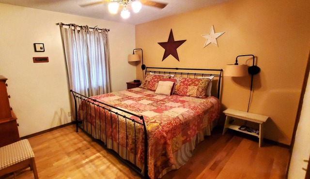Six-Person Hot Tub, Lakeside, King Beds, Fireplace!