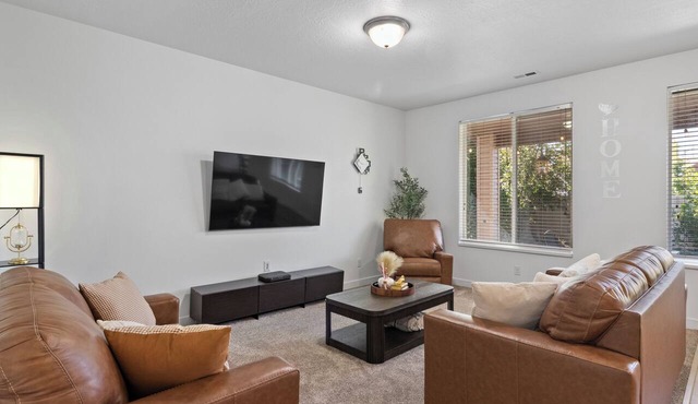 Ski & City Escape - Modern 4BR Home, Sleeps 8