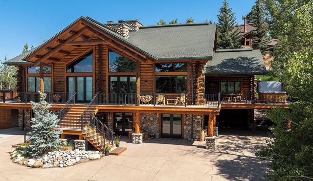 Ski-In Luxury Log Lodge w/Hot Tub & Wild Blue Gondola Views