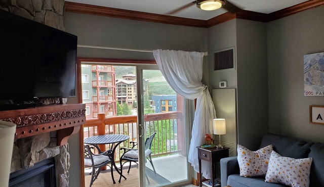 SKI IN/OUT CONDO-1BDR SUITE W/BALCONY & FULL KITCHEN