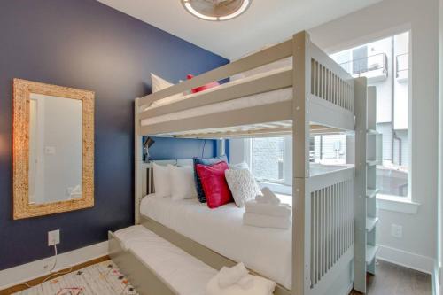 Skyline Views Romantic Fun Downtown Location in Nashville