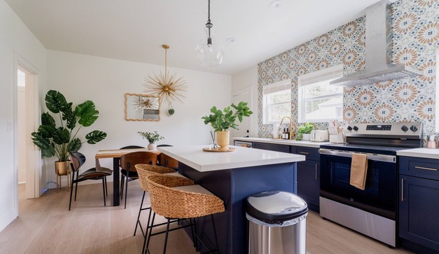 Sleeps 12 · 3-Kitchen · Walk to Link Light Rail in Seattle
