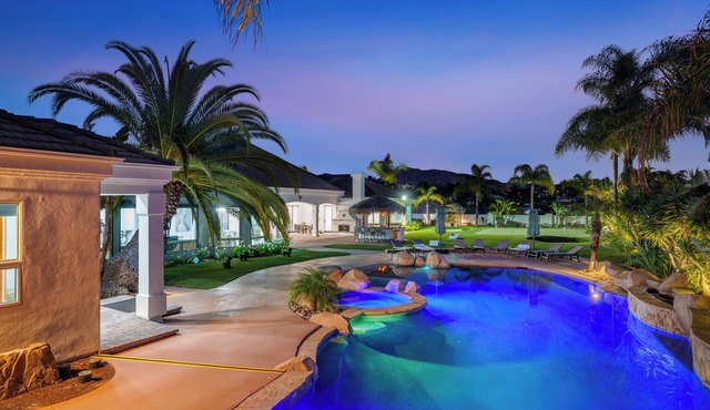 Sleeps 20 | Pool + Slide + Spa + Putting Green | Near Wineries | Barrel & Crest