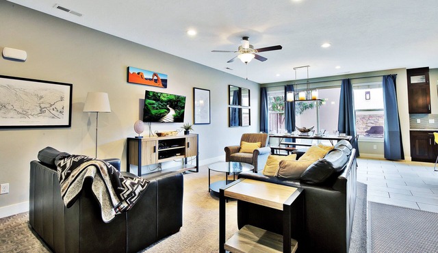 Sleeps 46: Townies | Pool/Spa | Garage | Downtown Location | Entrada 420/424/428