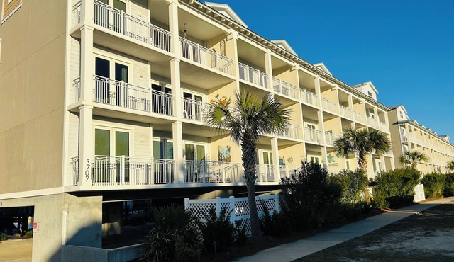 Snowbird Discount Rates Dec-Jan OceanView Condo with Pool and Hot Tub