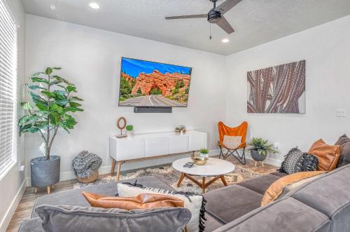 Southern Retreat, Priv Patio with Hot Tub, Zions. in Washington