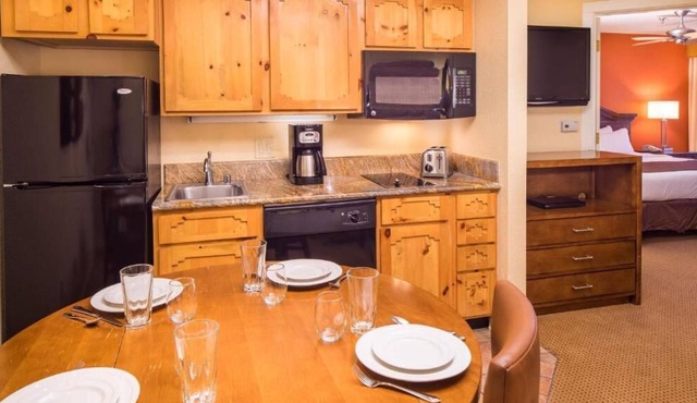 Southwest Getaway! Pool, Close to Santa Fe University of Art and Design