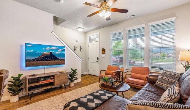 Spacious 2-Story, Pet&Fam Friendly, WFH, Gym&Pool