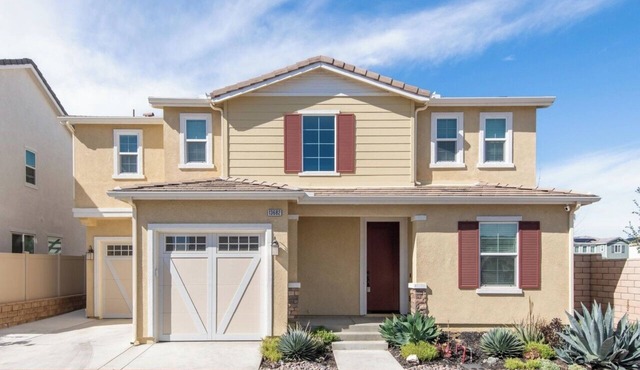Spacious 4-Bedroom Retreat with AC & WiFi in Scenic Valley Center