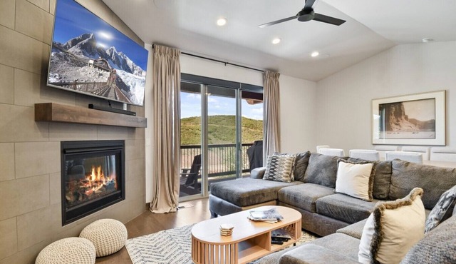 Spacious 4 Bedroom - New with 3 King Beds and Private Hot-tub