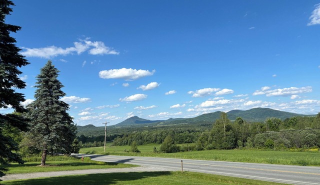 Spacious 5-bedroom ski and adventure house in North Troy near Jay Peak Resort!
