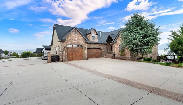 Spacious 8-bedroom lake side house in charming Saratoga Springs