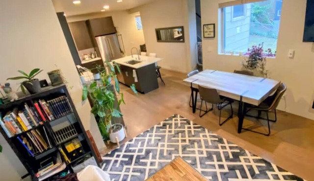 Spacious, Bright, Private 2 bed 2 bath w Massive Rooftop Deck in Seattle