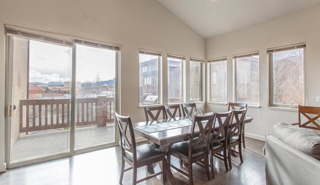 Spacious Corner Unit Near Skiing, 2 BR+Loft, 2.5 BA, Top Floor, Sleeps 8