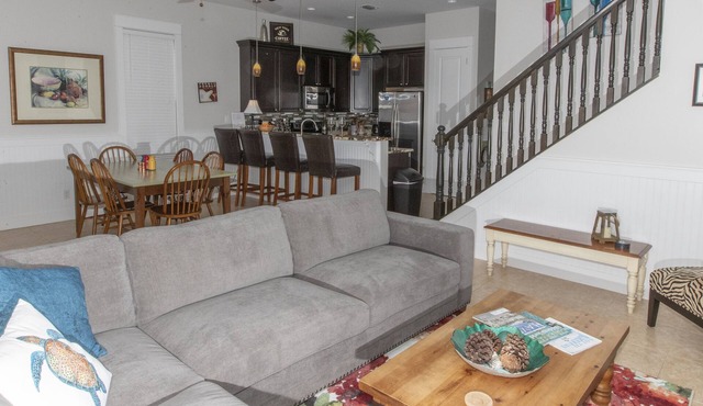 Spacious Home. Short Walk to Beach, Beach Shuttle & Shunk Gulley. Pet Friendly!