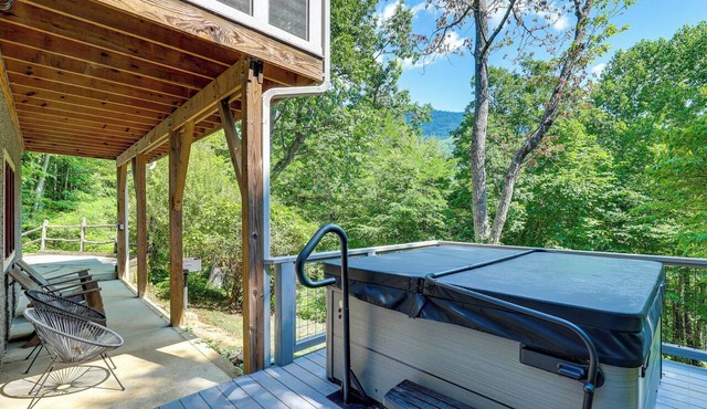 Spacious Home w/Hot Tub & Views in Black Mountain in Black Mountain