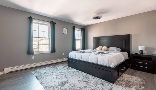 Spacious King Bed Near Downtown Worcester with Patio
