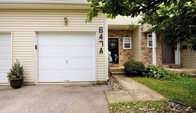 Spacious KOP Townhome, King Suite, Deck, 20 mins to Philly