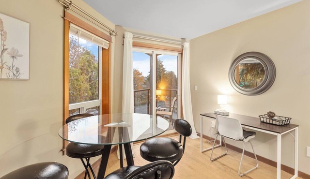 Spacious Seattle Retreat - Sleeps 17 Great For Groups! in Seattle