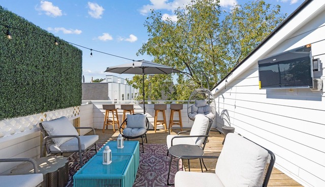 Spacious townhome w/rooftop deck, walkable to Five Pts and minutes to Broadway! in Nashville