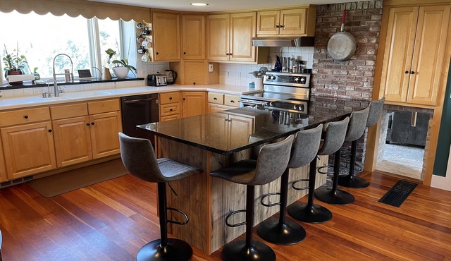 Sprawling Updated Farmhouse w/huge backyard & firepit 5⭐️ in New London