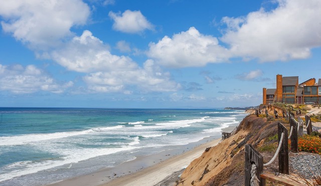 Steps to uncrowded beach. Walk to restaurants, racetrack; Family-friendly condo in Solana Beach